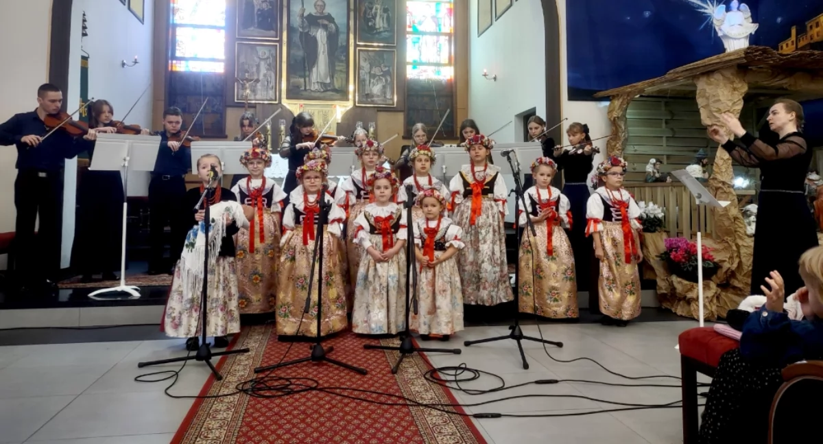 Kolędy dla babci i dziadka zabrzmiały w kościele w Morgach
