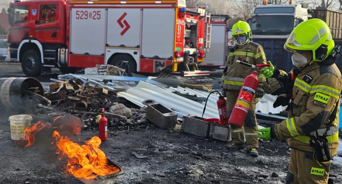 Ochotnicy z OSP Janów odbyli ćwiczenia praktyczne z gaszenia pożarów samochodów