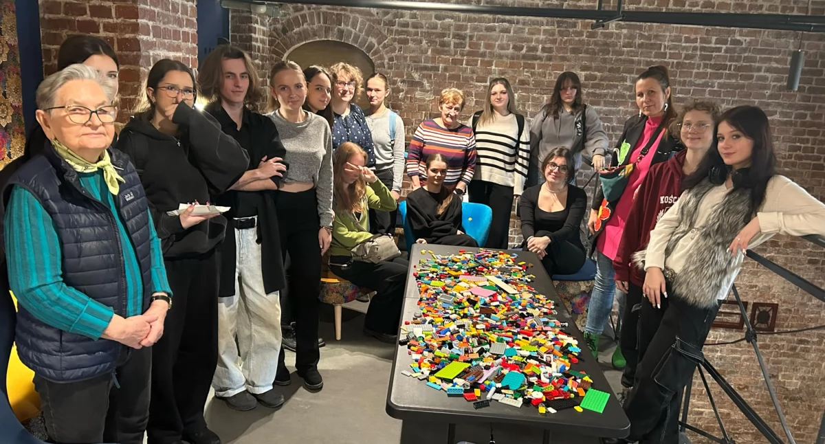 Klocki LEGO bohaterami zajęć międzypokoleniowych