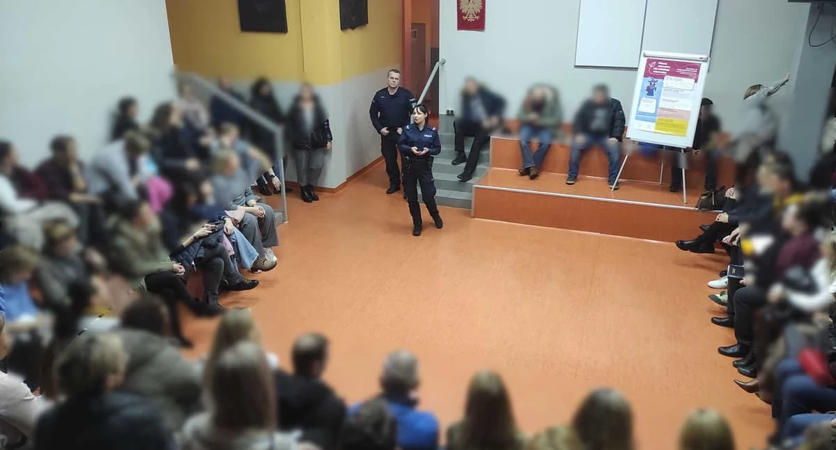 Policjanci na wywiadówce w Szkole Podstawowej nr 17