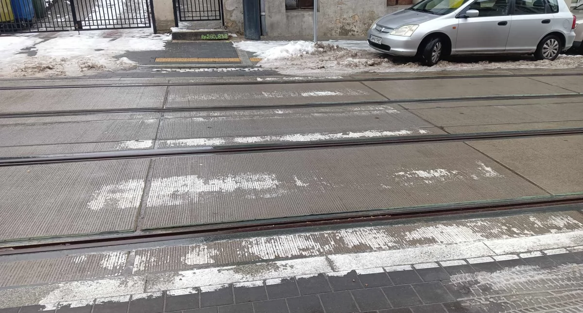 Pasy zniknęły. Tak wyglądają nowe przejścia dla pieszych na ul. Szymanowskiego