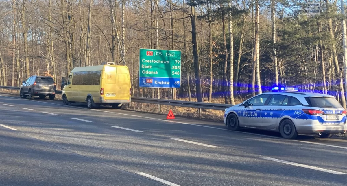 Kolizja busa przewożącego dzieci z osobówką