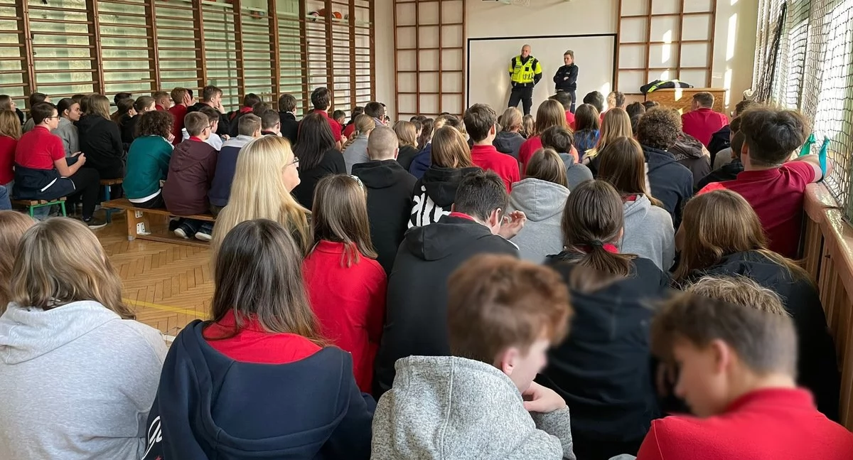 Ferie coraz bliżej! Policjanci przypominają dzieciom o bezpieczeństwie