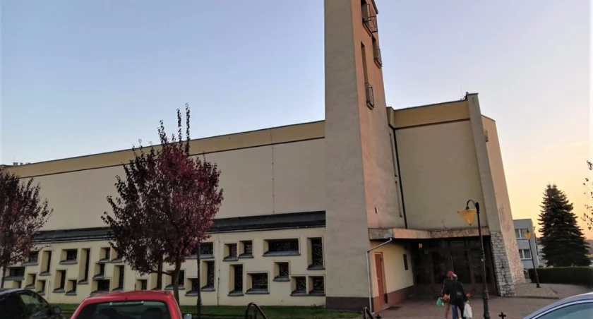 Wesoła. Nie mają jak dojechać do kościoła