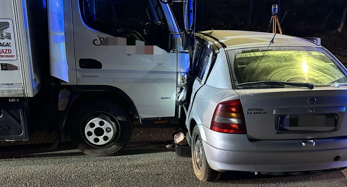 Wypadek na ul. Towarowej. Kierowca opla trafił do szpitala