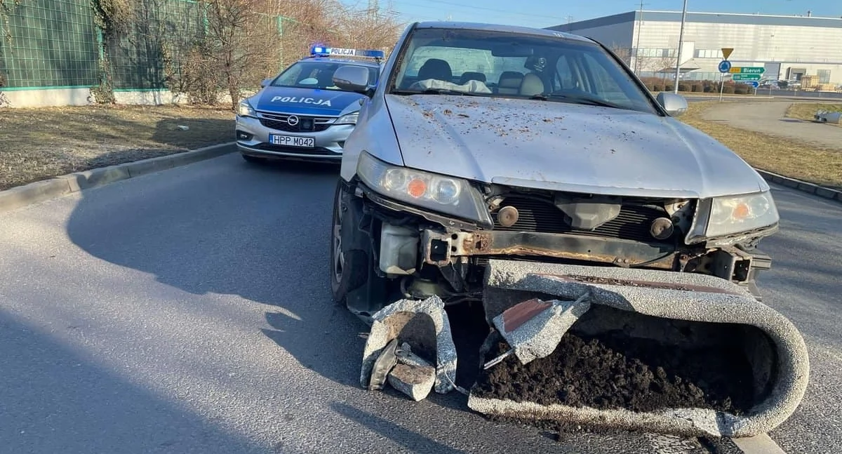 Pijany przejechał po wysepce ronda