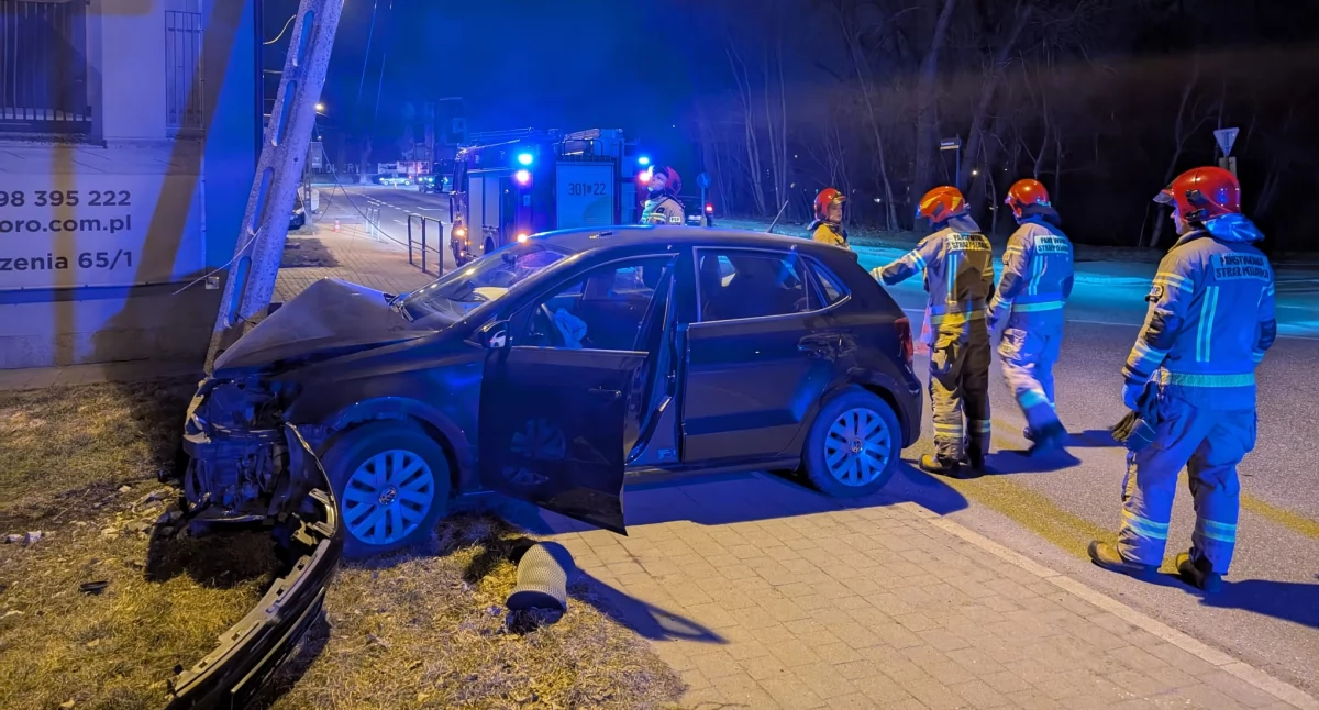 Pijany kierowca zatrzymał się na słupie