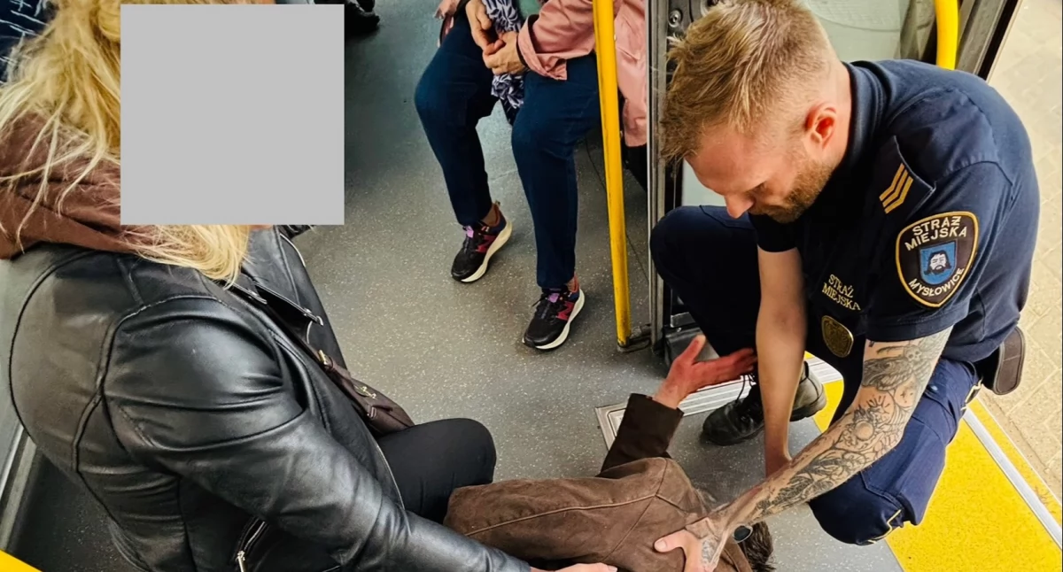 Pasażer autobusu potrzebował pomocy. Na ratunek ruszyła pasażerka i strażnicy miejscy