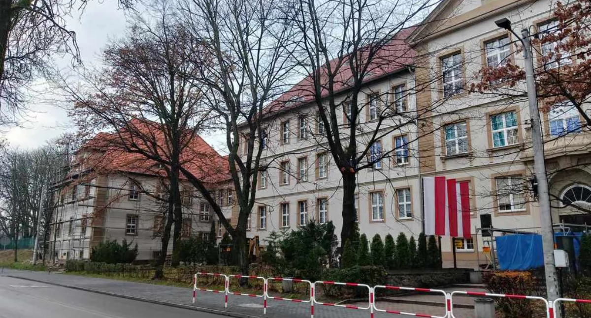 Teraz dołożymy milion. Miasto zapomniało o remoncie dachu I LO. 