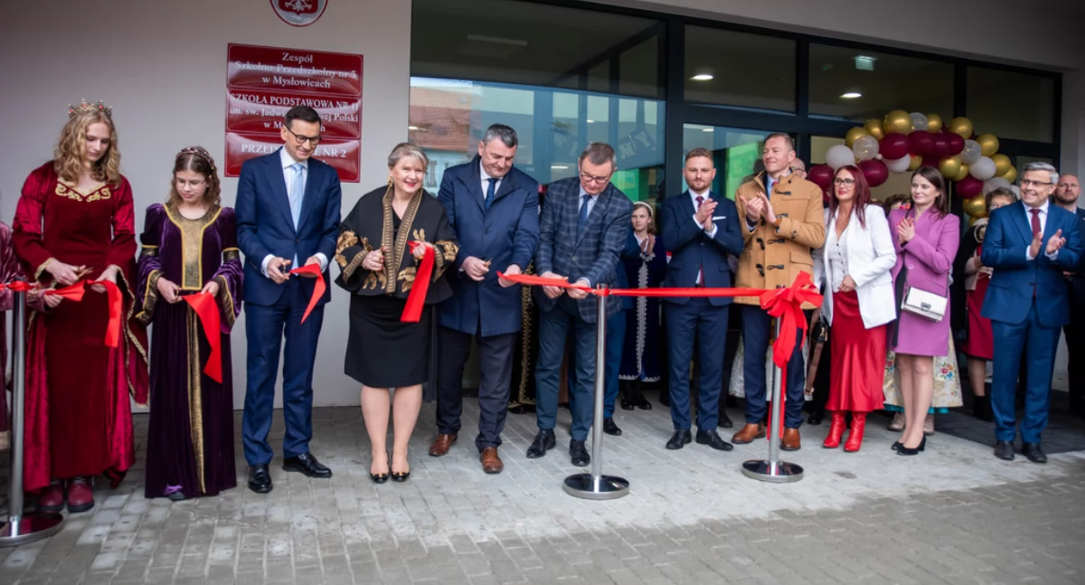 Nowa szkoła na Laryszu oficjalnie otwarta. Mateusz Morawiecki przeciął wstęgę