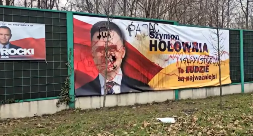 Zniszczone banery wyborcze Szymona Hołowni