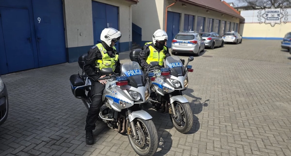 Motocykliści w mundurach ruszyli w teren i patrolują ulice