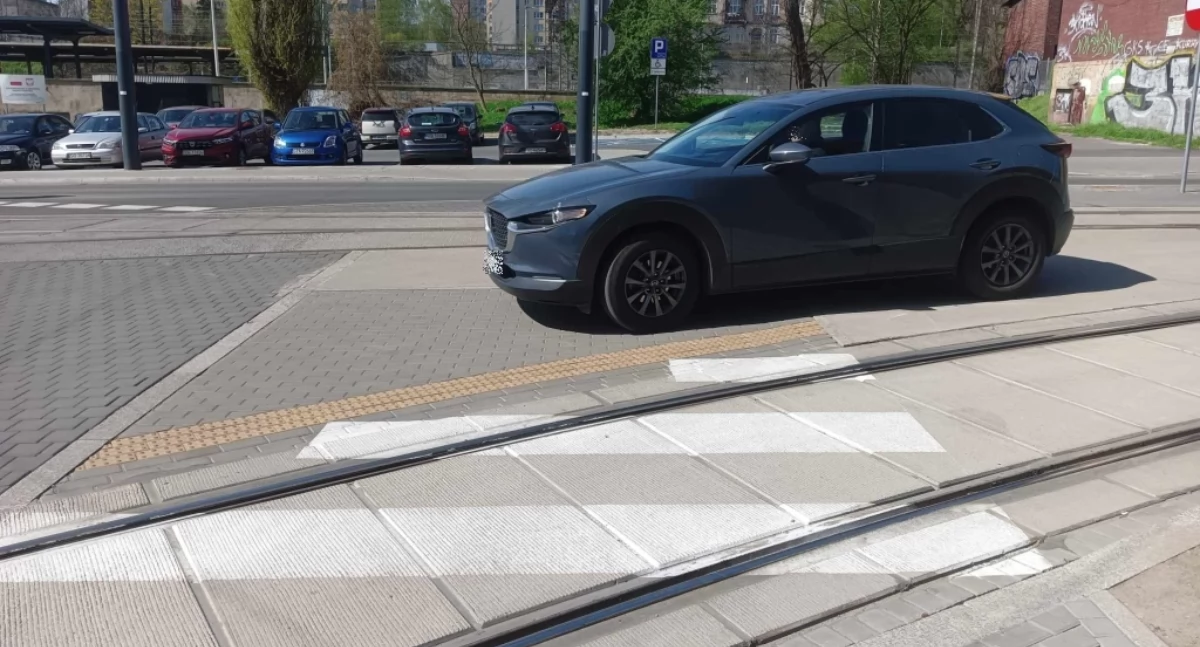 Drogowa łamigłówka dla pieszych. Czy tu jest bezpiecznie?