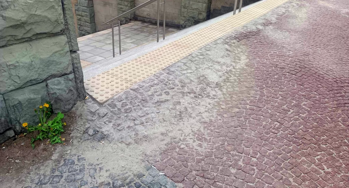 Naprawili chodnik przy przejściu podziemnym