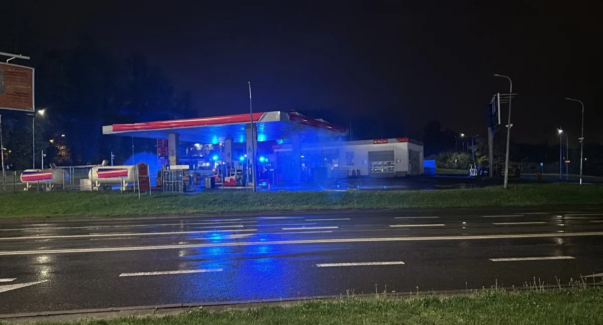 Wyciek gazu na stacji paliw. Kobieta wyrwała przewód z dystrybutora