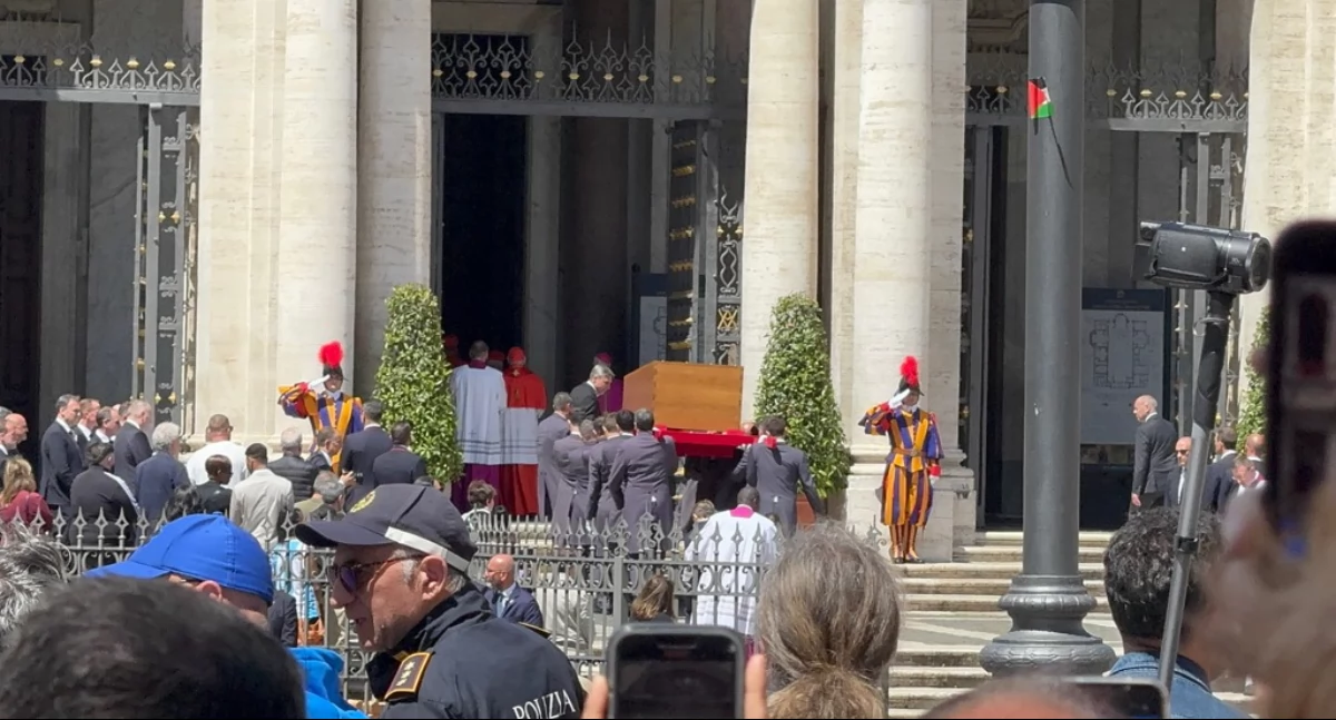 Pożegnanie papieża Franciszka. Relacja z Watykanu ks. Sebastiana Kreczmańskiego z parafii w Brzęczkowicach