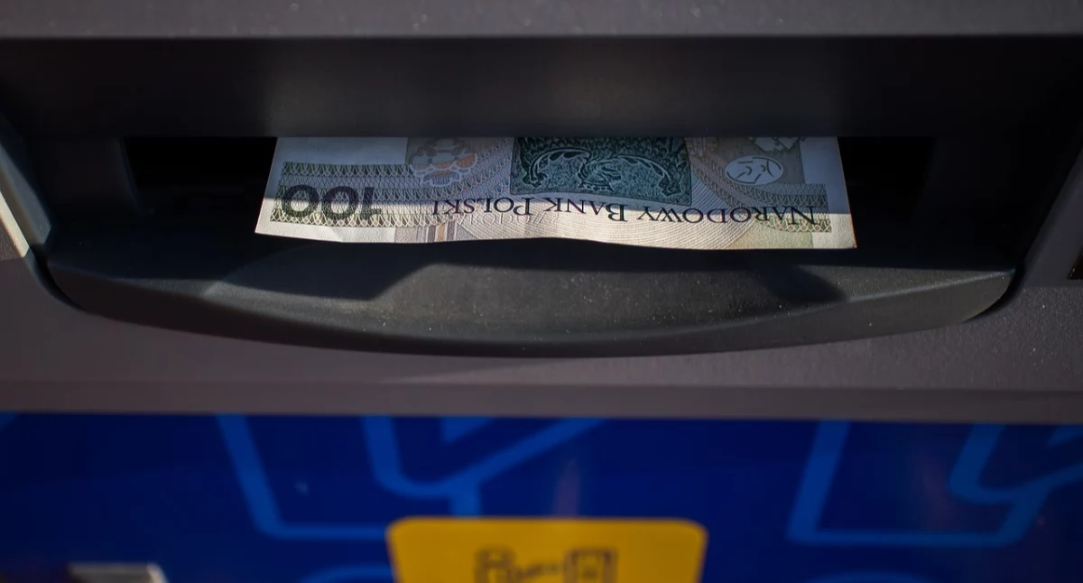 80 procent emerytów i rencistów wybiera przelew z ZUS na bankowe konto