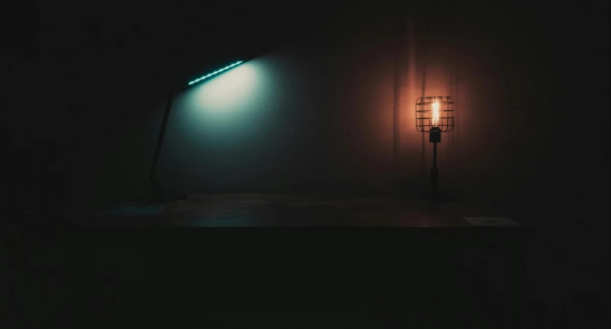 Taśmy LED vs. żarówki LED – które oświetlenie wybrać do różnych pomieszczeń?