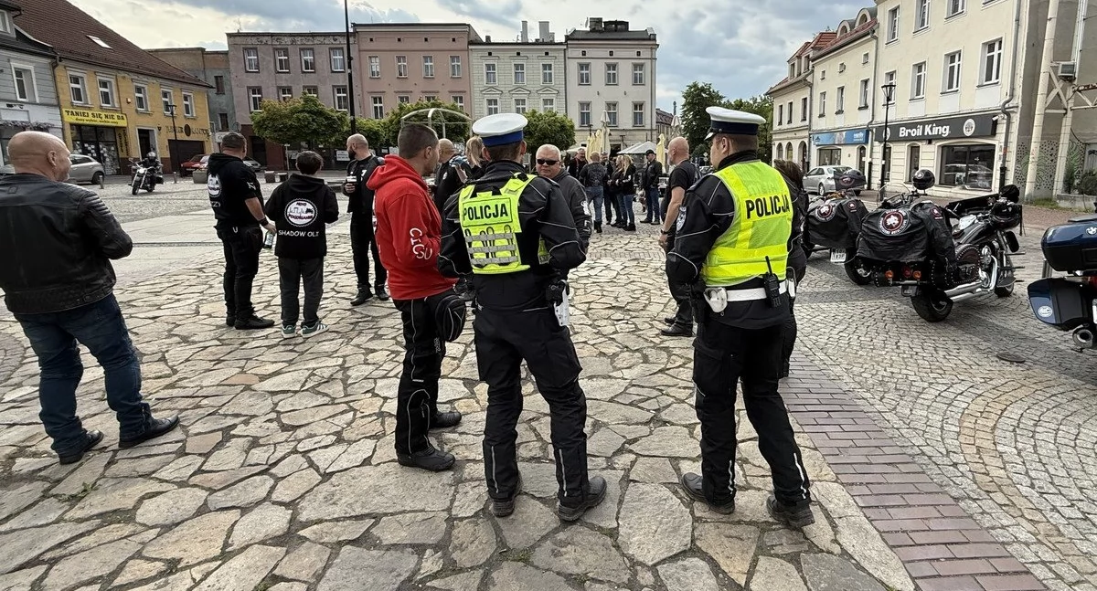 Motocykliści i policjanci na rynku w Mysłowicach – wspólnie o bezpieczeństwie na drogach
