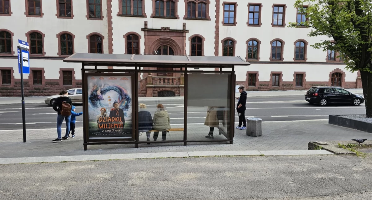 Seniorzy czekają na ławki na przystanku