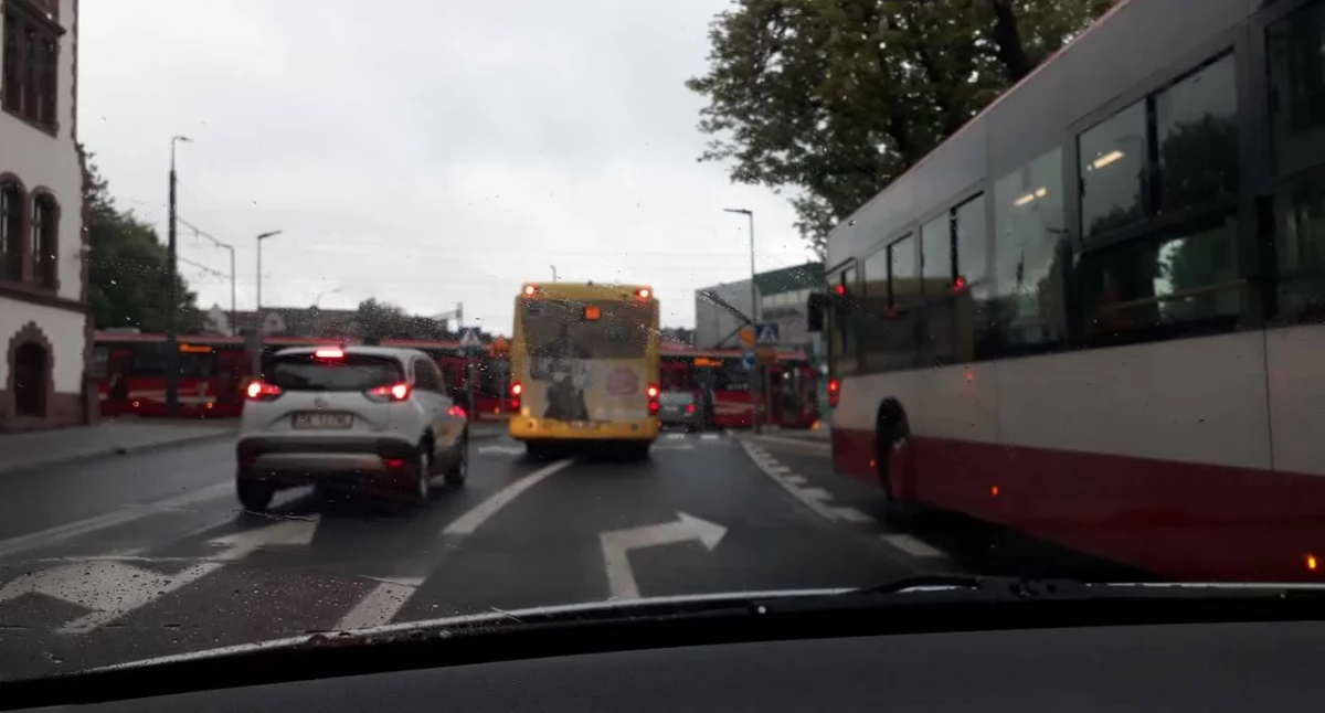 Samochód dobił do tramwaju na nowym rondzie