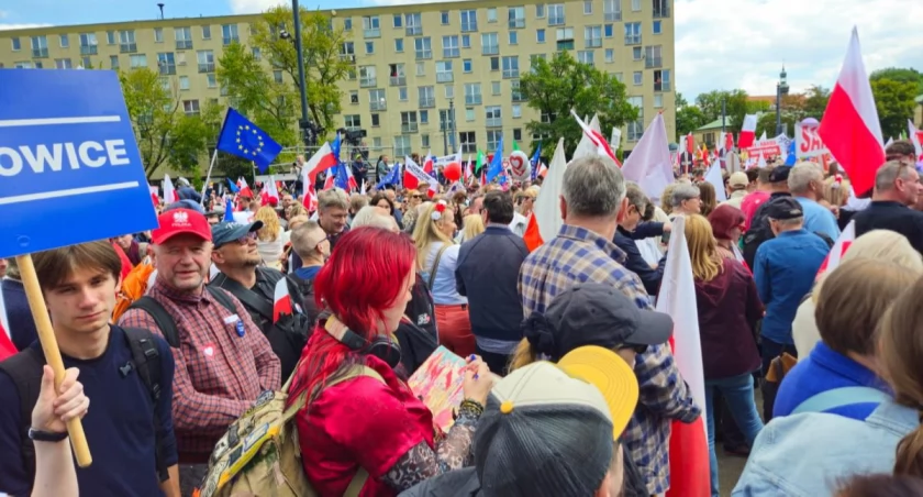 Ilu maszerowało z Trzaskowskim, a ilu z Nawrockim? Są pierwsze szacunki