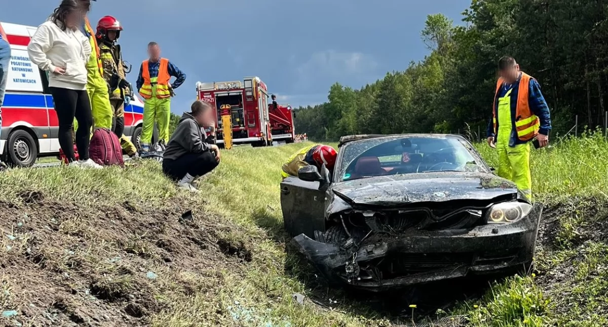 Dachowanie na autostradzie A4. Samochód w rowie