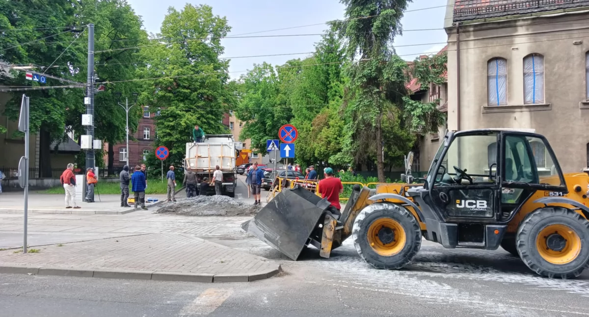 Rozlany beton na jezdni i torowisku tramwajowym