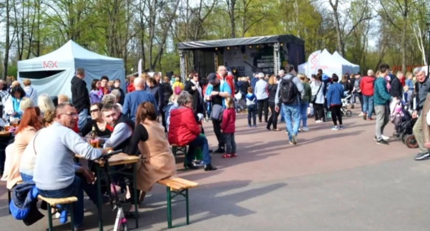 Letnie granie i krupniokowe pyszności wracają do Parku Zamkowego