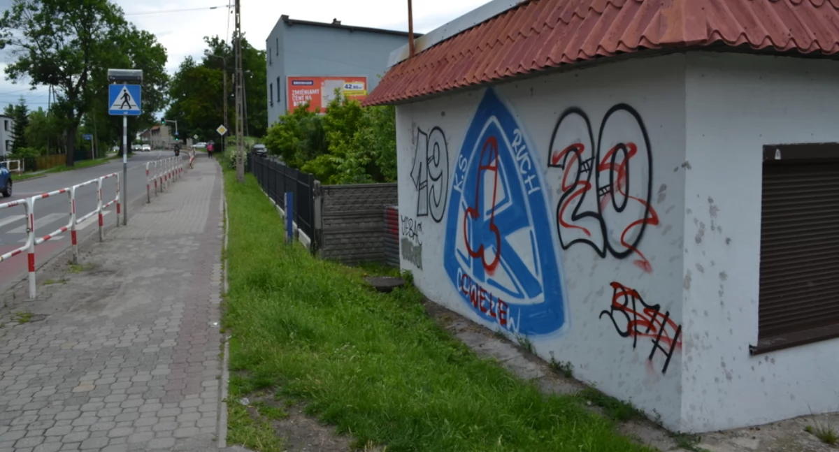 Wandale w kominiarkach biegali po ulicy Ziętka i niszczyli sprayem budynki