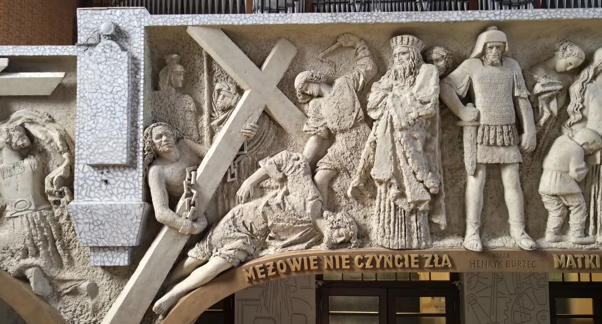 Droga Krzyżowa w kościele w Brzęczkowicach odnowiona. Potrzebna jest pomoc w renowacji ołtarzy i sklepienia prezbiterium 