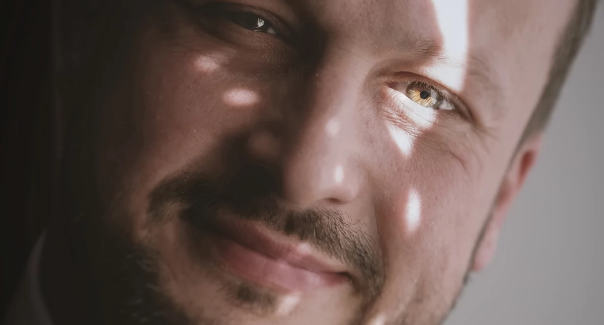 Kto nie potrzebuje wakacji niech rzuci kamieniem