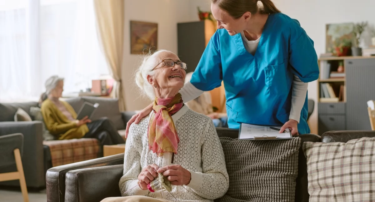 Między psychologią a medycyną: zdobądź konkretne kompetencje w opiece nad seniorami