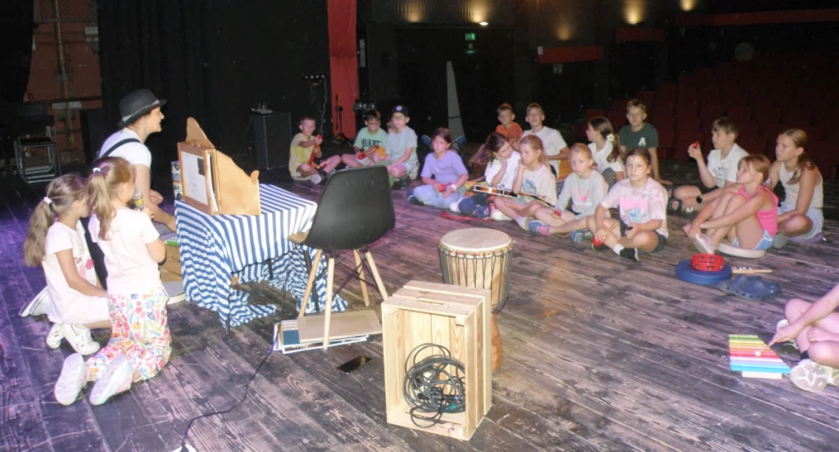 Teatr, zabawa i rekreacja – wakacje w MOK Brzezinka