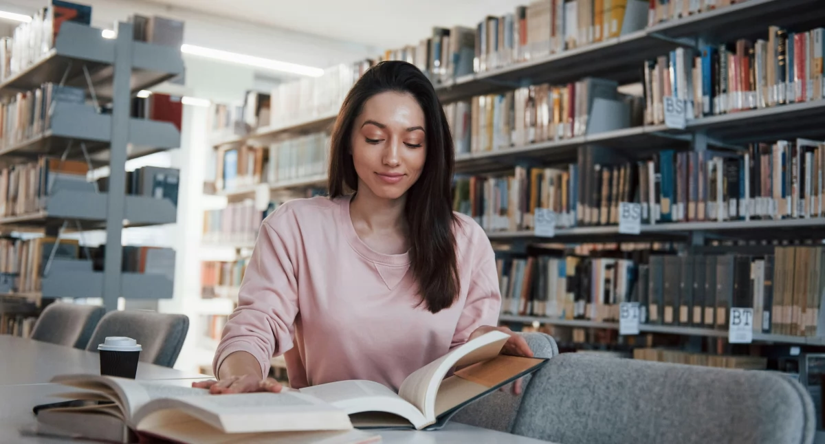 Regały na multimedia - jak przechowywać audiobooki, gry i filmy w bibliotece? Gdzie szukać specjalistycznych regałów na Śląsku?