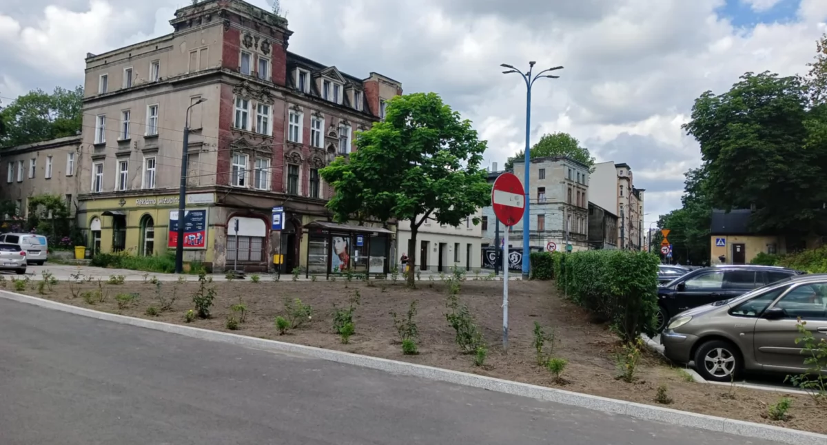 Stare Miasto: skwerek przy wyremontowanej ulicy pięknieje