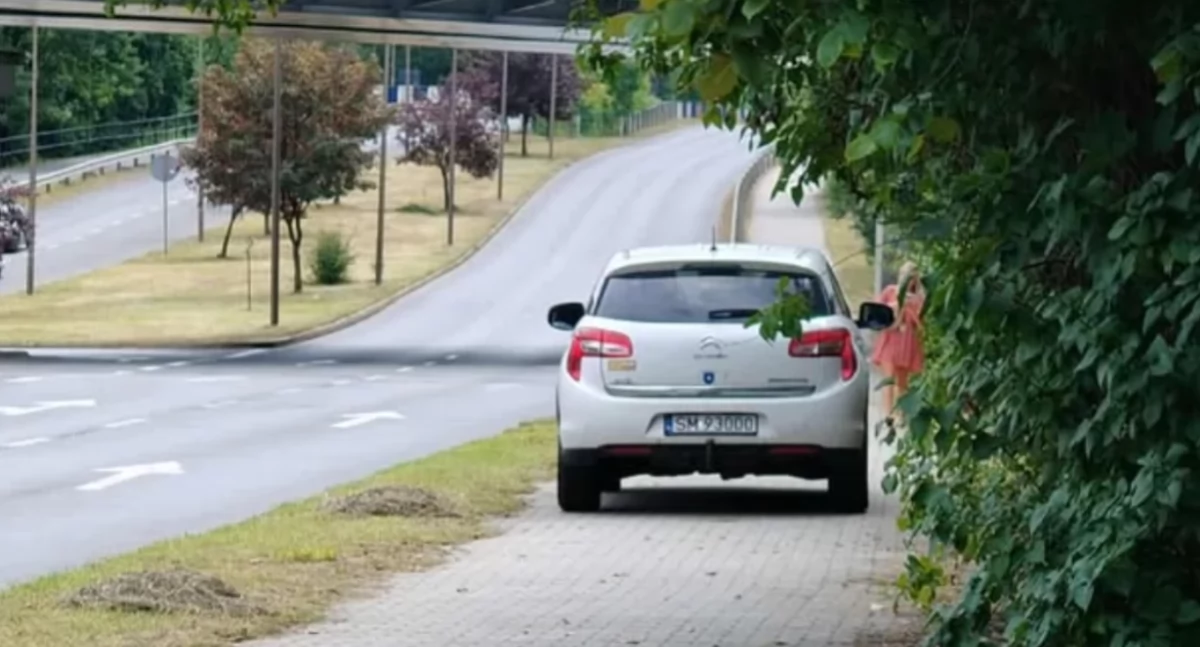 Służbowy citroen prezydenta Mysłowic jechał po chodniku. Policja wszczyna postępowanie