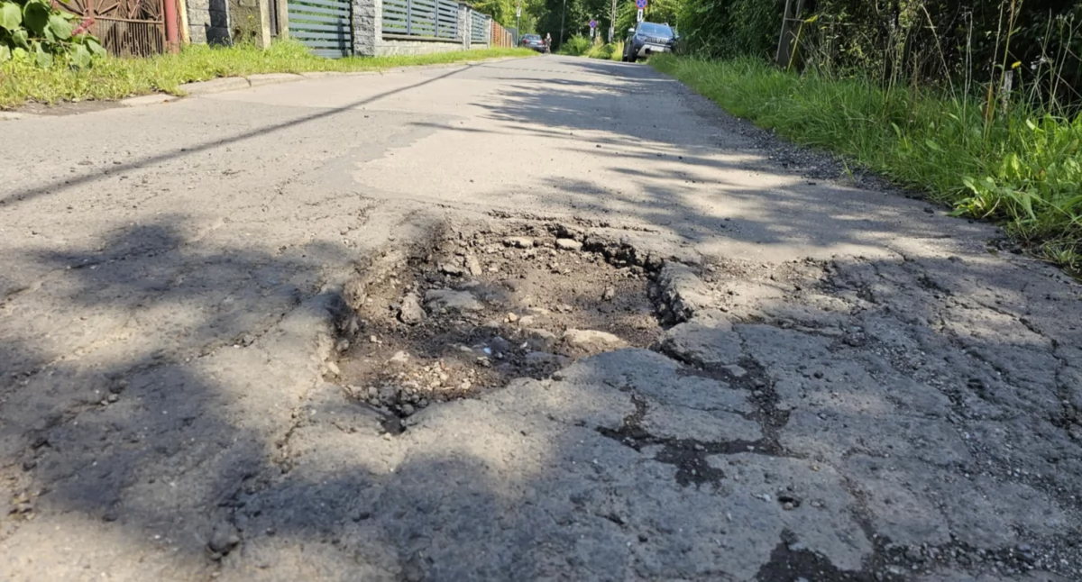 Nie mogą się doprosić o załatanie dziury w jezdni
