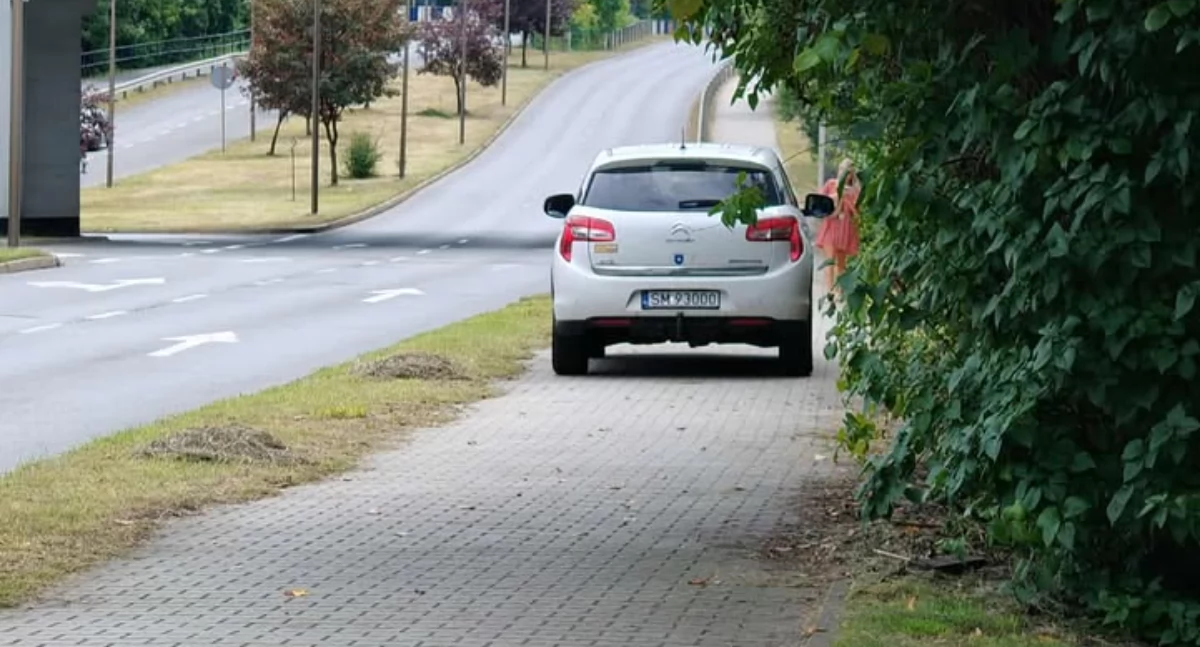 Dlaczego prezydent Mysłowic jechał samochodem po chodniku? Urząd miasta wyjaśnia