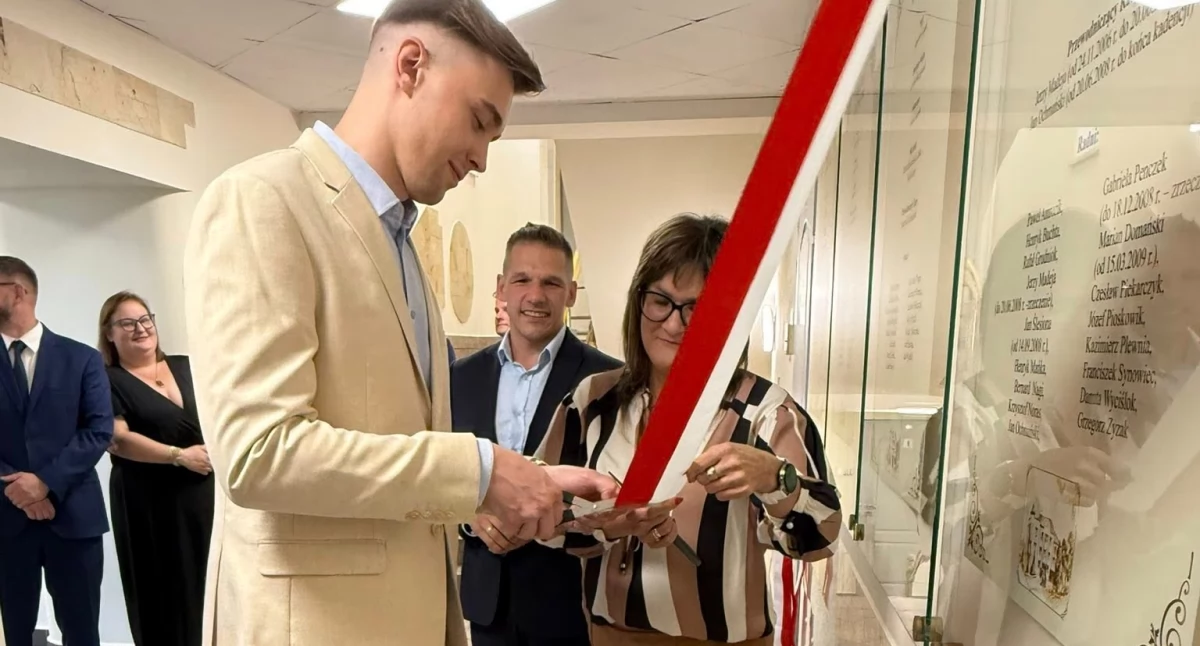 Pamiątkowe tabla w urzędzie gminy