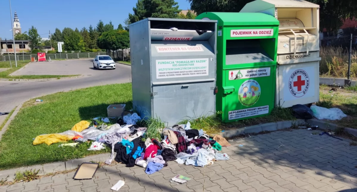 Zamiast w kontenerze, odzież leży obok. Bałagan w Brzęczkowicach