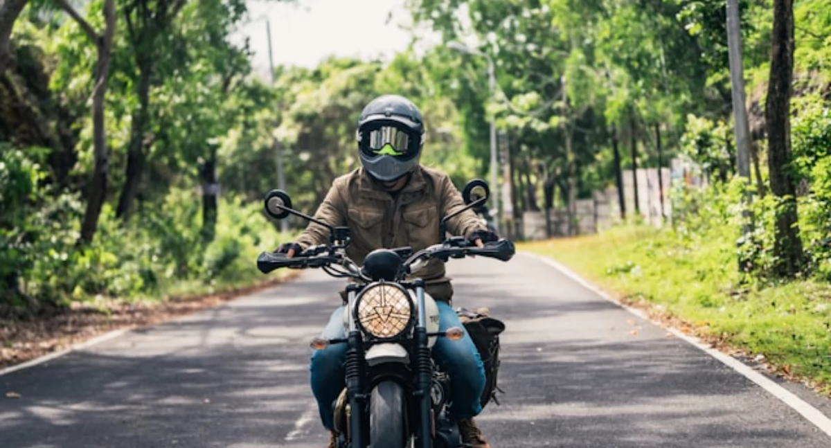 Weekendowa ucieczka za miasto – jak przygotować się na motocyklową przygodę?