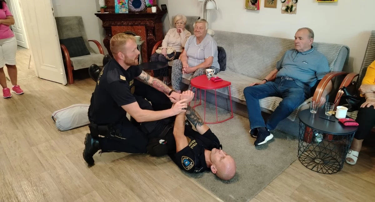 Strażnicy miejscy uczą seniorów pierwszej pomocy