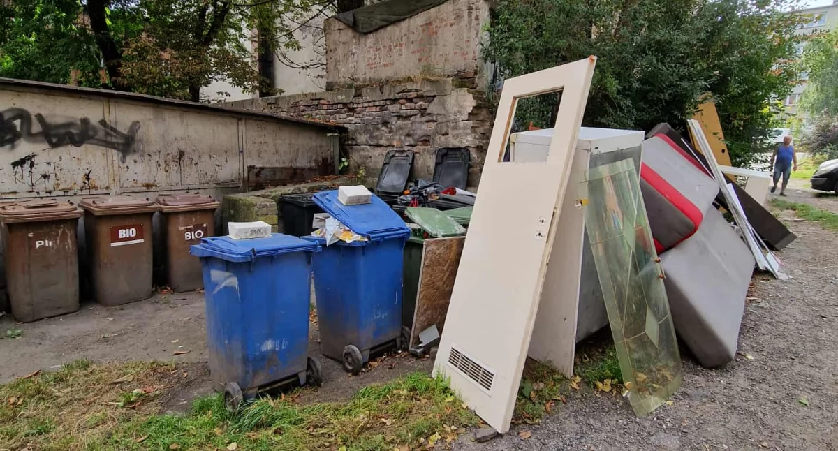 Robią kilometry do śmietnika z workami śmieci