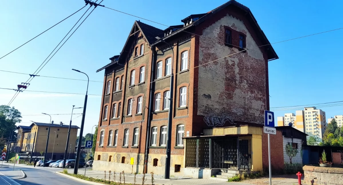 Eksmisja „natychmiastowa”, która trwa już rok. Wciąż mieszkają ludzie przy ul. Powstańców 12 i 12a