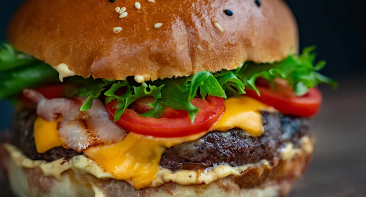 Jak powstał burger i jaka jest jego historia?