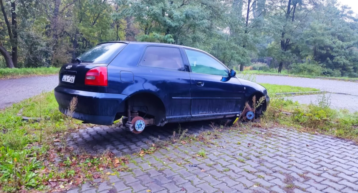 Wraki na parkingu na ul. Kaczej