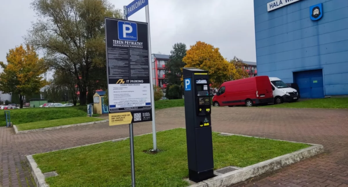 Dwie godziny darmowego parkowania przed halą MOSiR. Od kiedy i dla kogo?