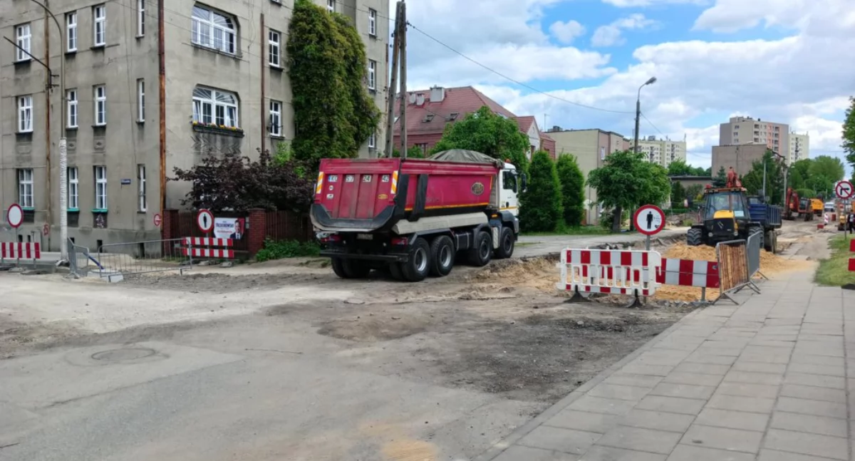 Utrudnienia drogowe w Centrum - układanie nawierzchni asfaltowej