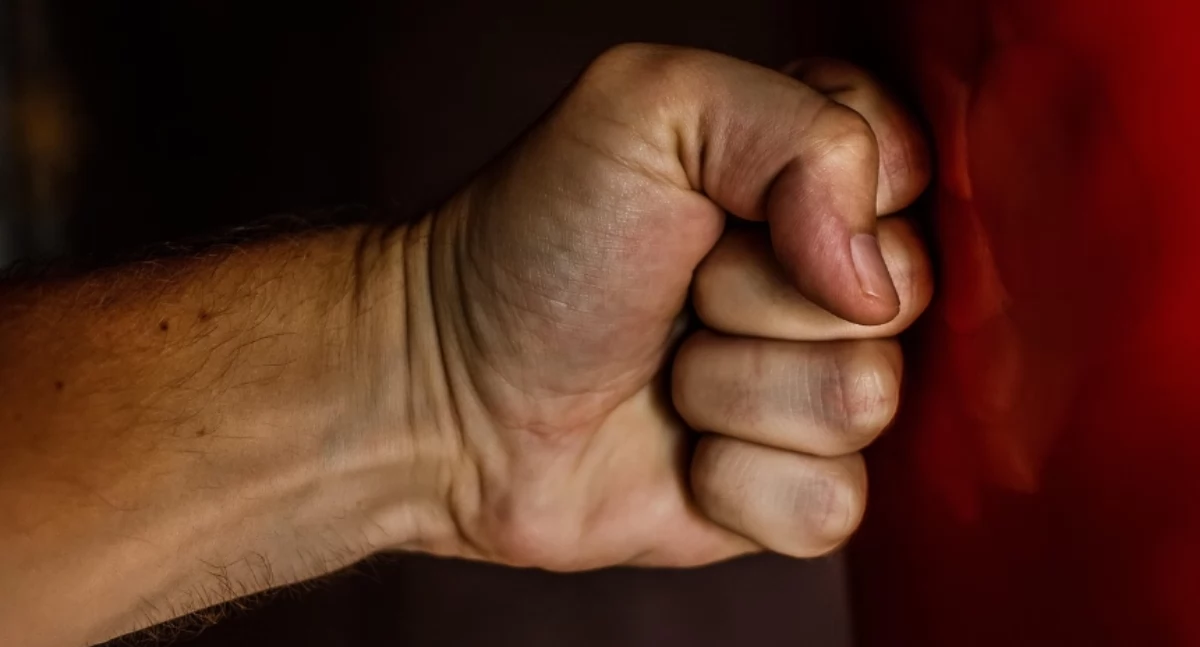 Kosztowy: Nastolatka zaatakowana na przystanku w biały dzień. „Uważajcie na siebie” – apeluje mama